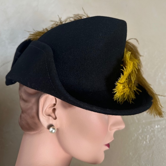 AMAZING 1940s\' BLACK FELT FEDORA WITH GOLD COLORED FEATHER TRIM main image 9